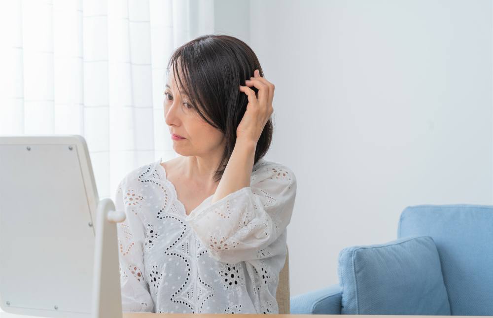 気になる薄毛の原因は更年期?驚きの原因と対処方法