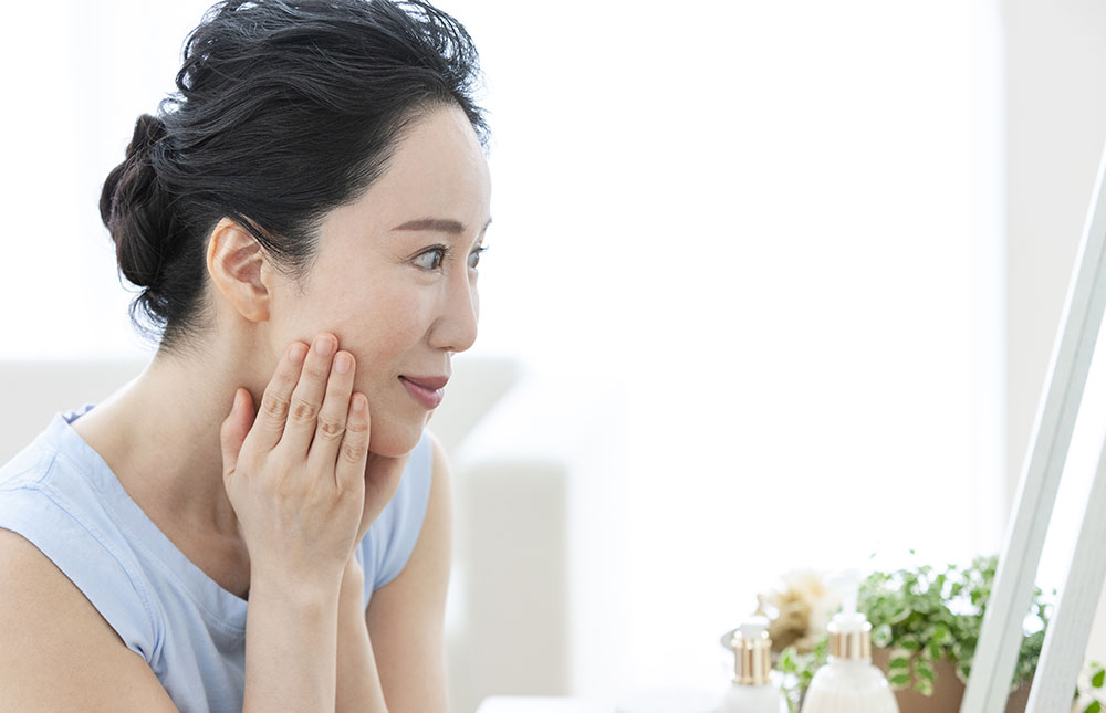 肌の乾燥、ドライアイ…、更年期に乾燥に悩まされる理由とおすすめの対策とは?